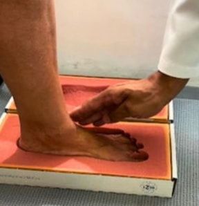 Pé sendo moldado em espuma de impressão para confecção de palmilha sob medida