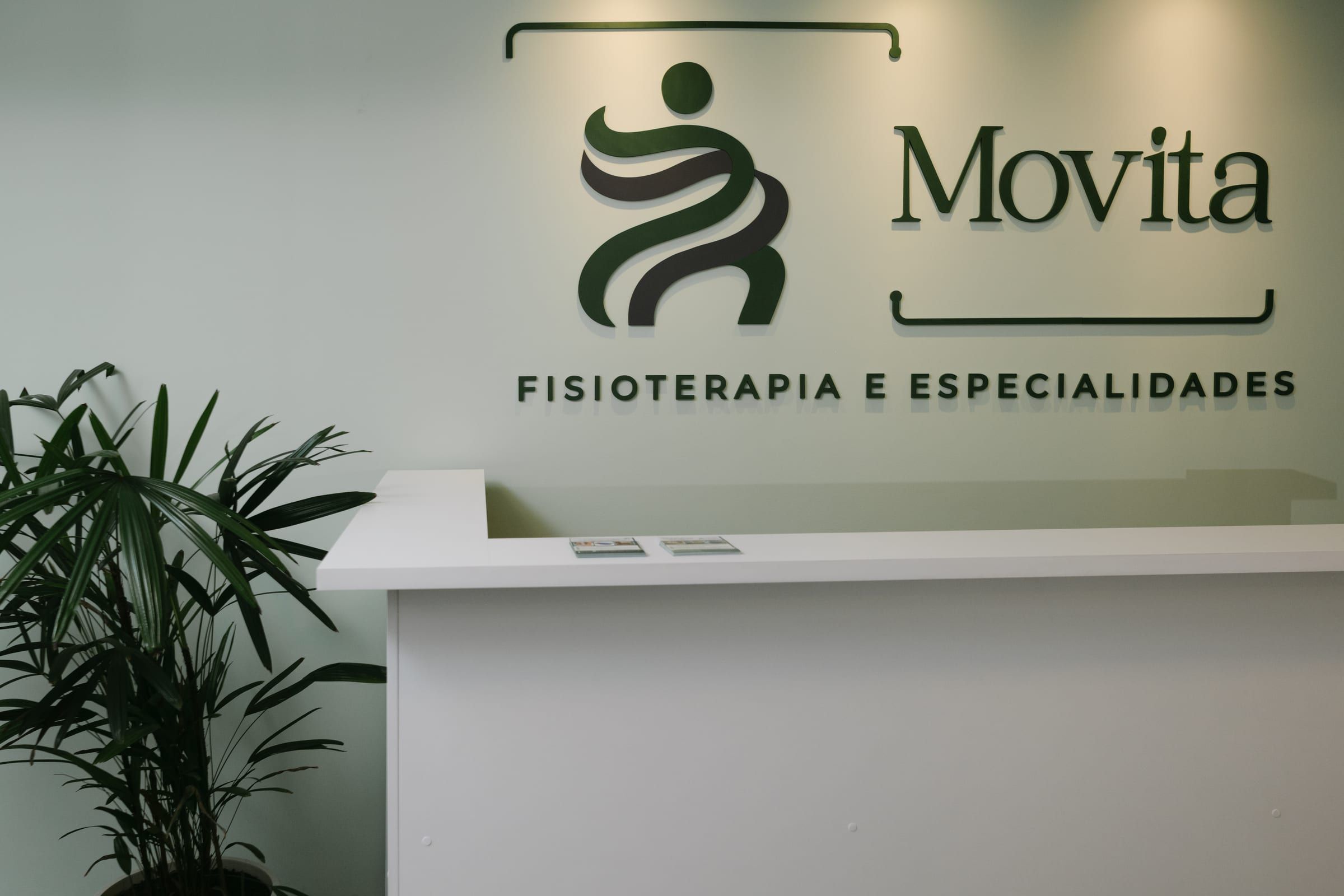 Recepção da Movita com balcão e logotipo